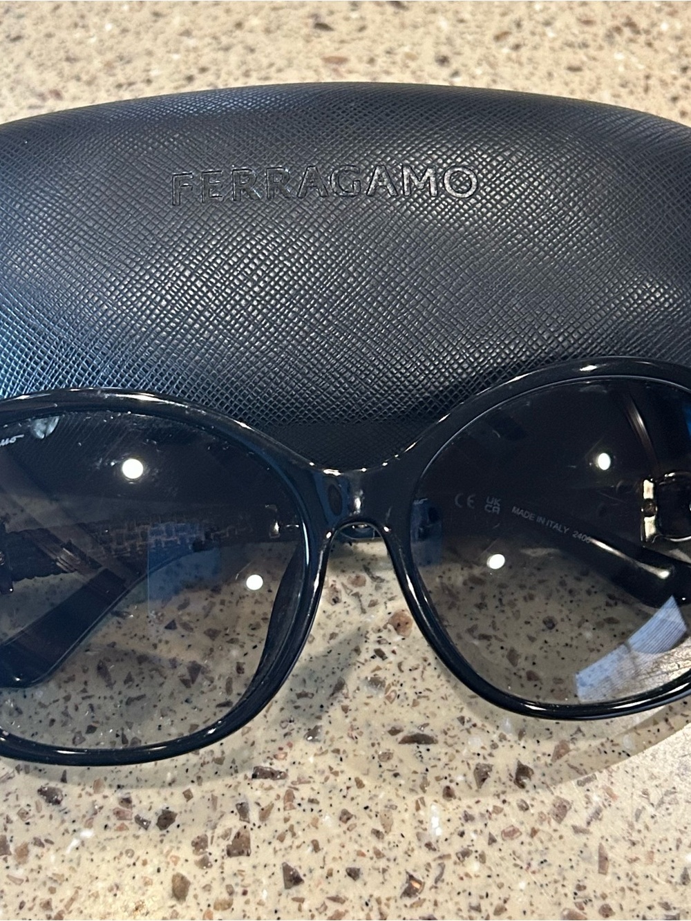 Salvatore Ferragamo SF744SLA Black Oversized Sunglasses W/ Case⁠ - Picture 4 of 12